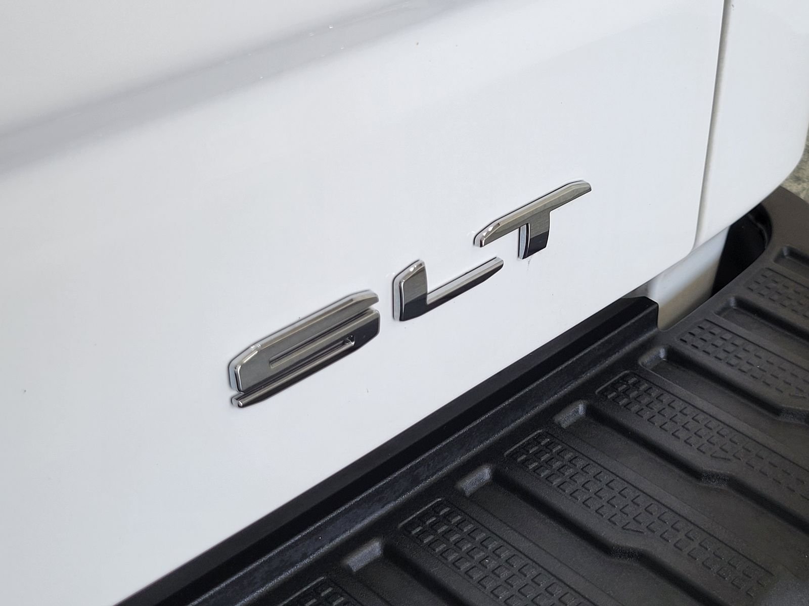 Used 2022 White GMC SLT image 33