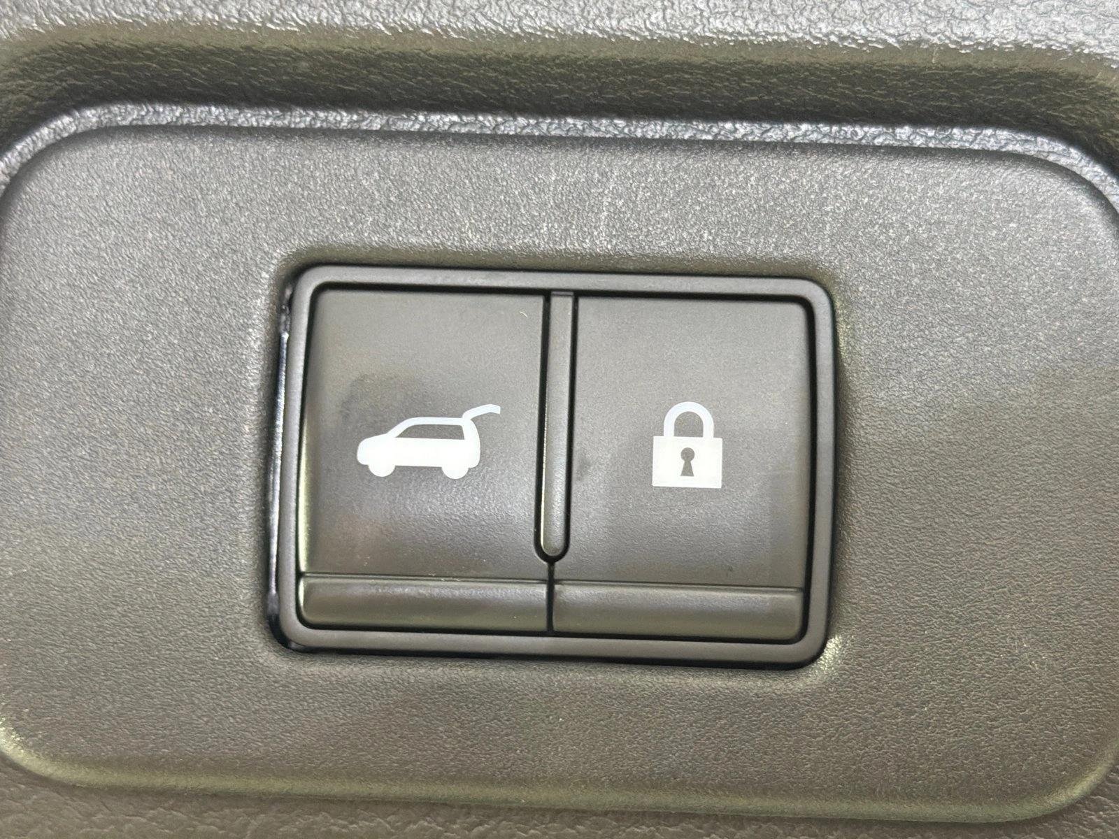 Used 2021 Pearl White Tricoat Nissan Platinum image 21