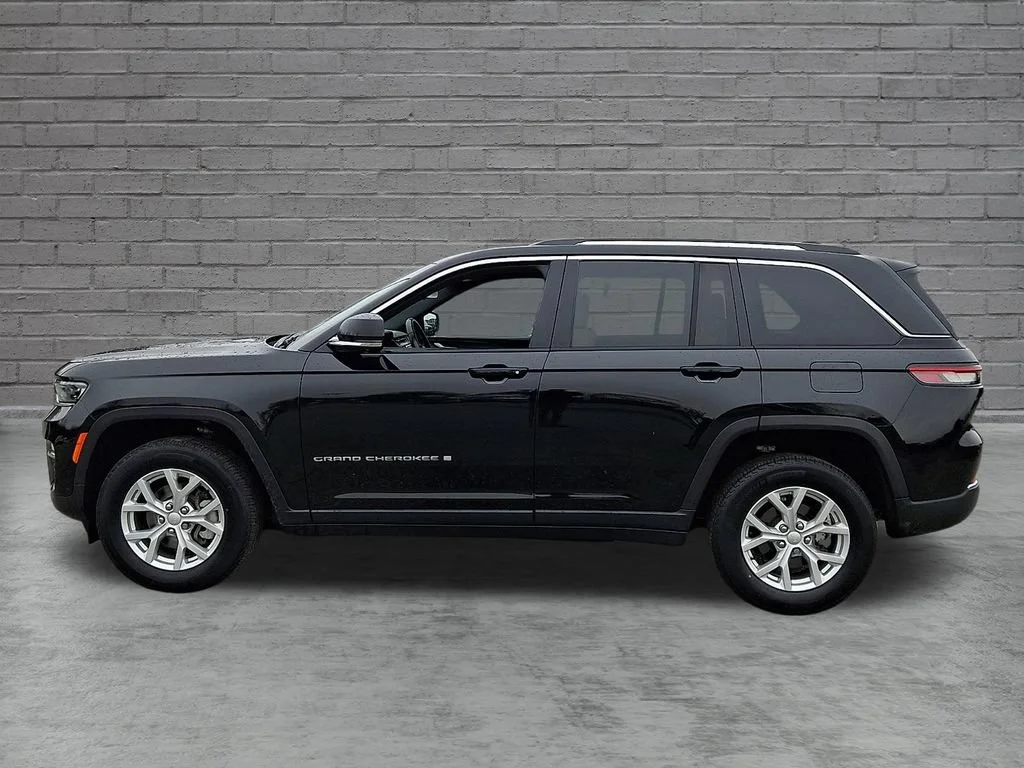 Used 2023 Diamond Black Crystal Pearlcoat Jeep Limited image 7
