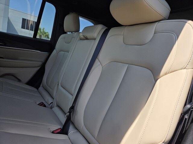 Used 2024 Diamond Black Crystal Pearlcoat Jeep Limited image 27
