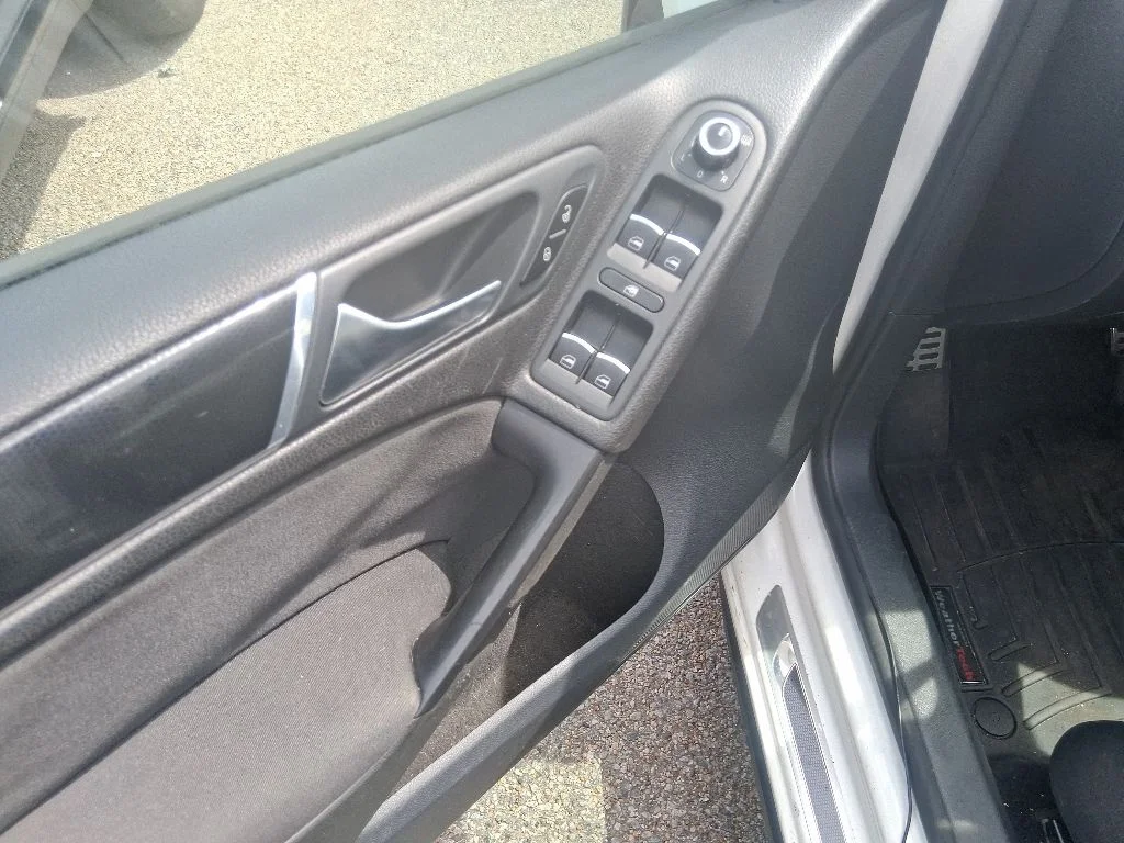 Used 2013 Black Volkswagen Base image 7