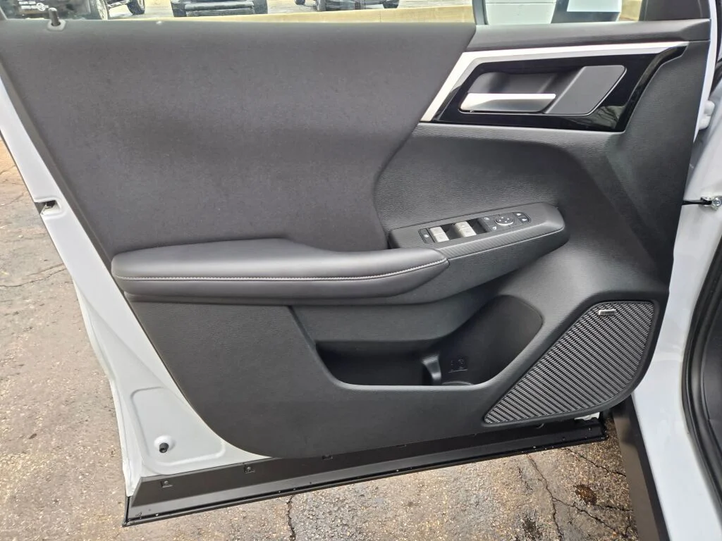 New 2026 White Mitsubishi ES image 16