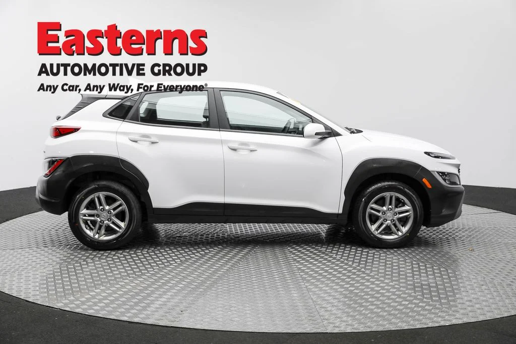 Used 2022 White Hyundai SE image 4