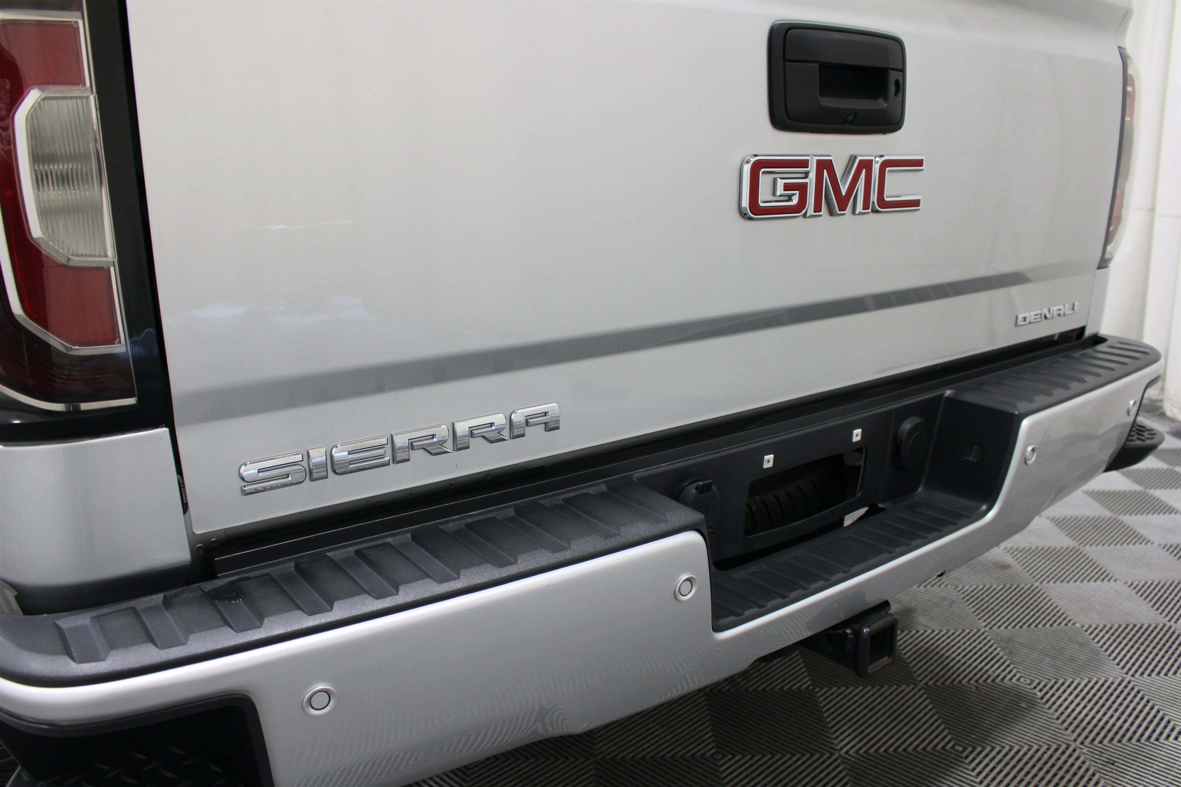Used 2018 Quicksilver Metallic GMC Denali image 27