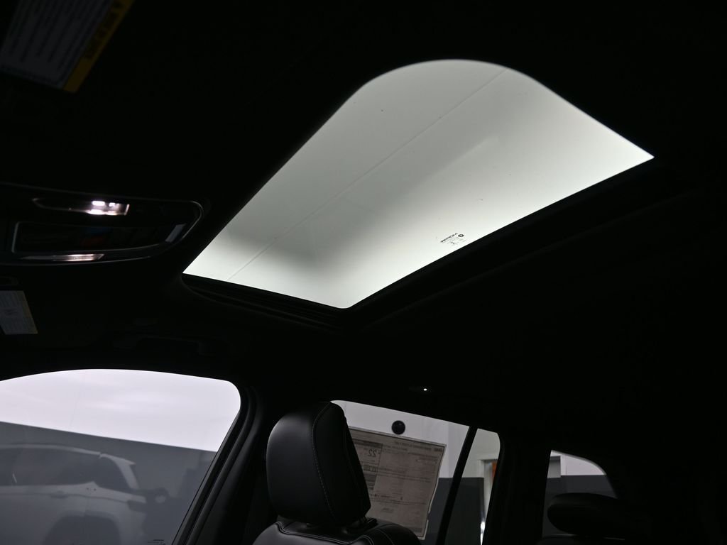 New 2025 Bright White Clear-Coat Exterior Paint Jeep Altitude X image 2
