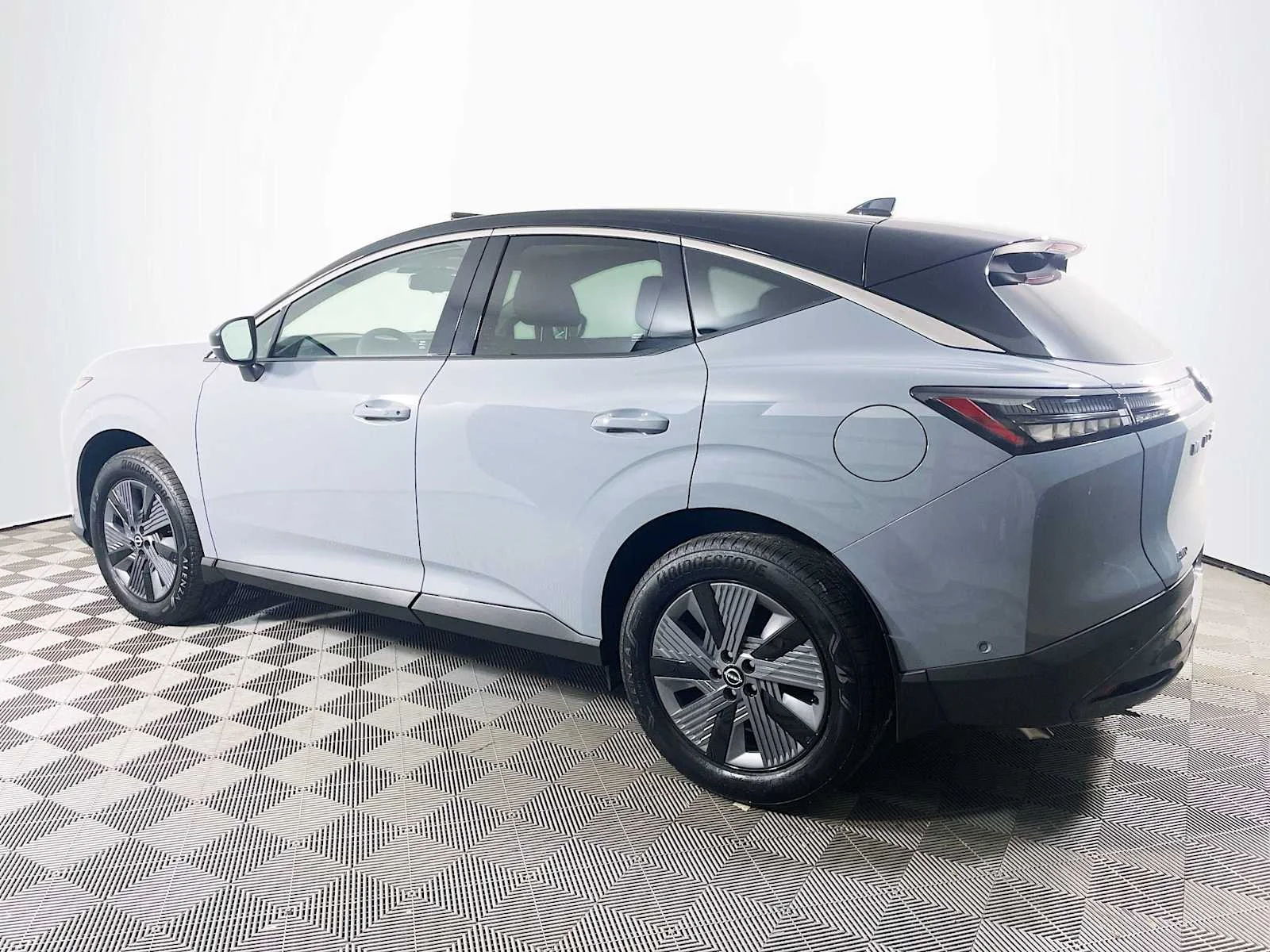 Used 2025 Boulder Gray Pearl/Super Black Nissan SL image 6