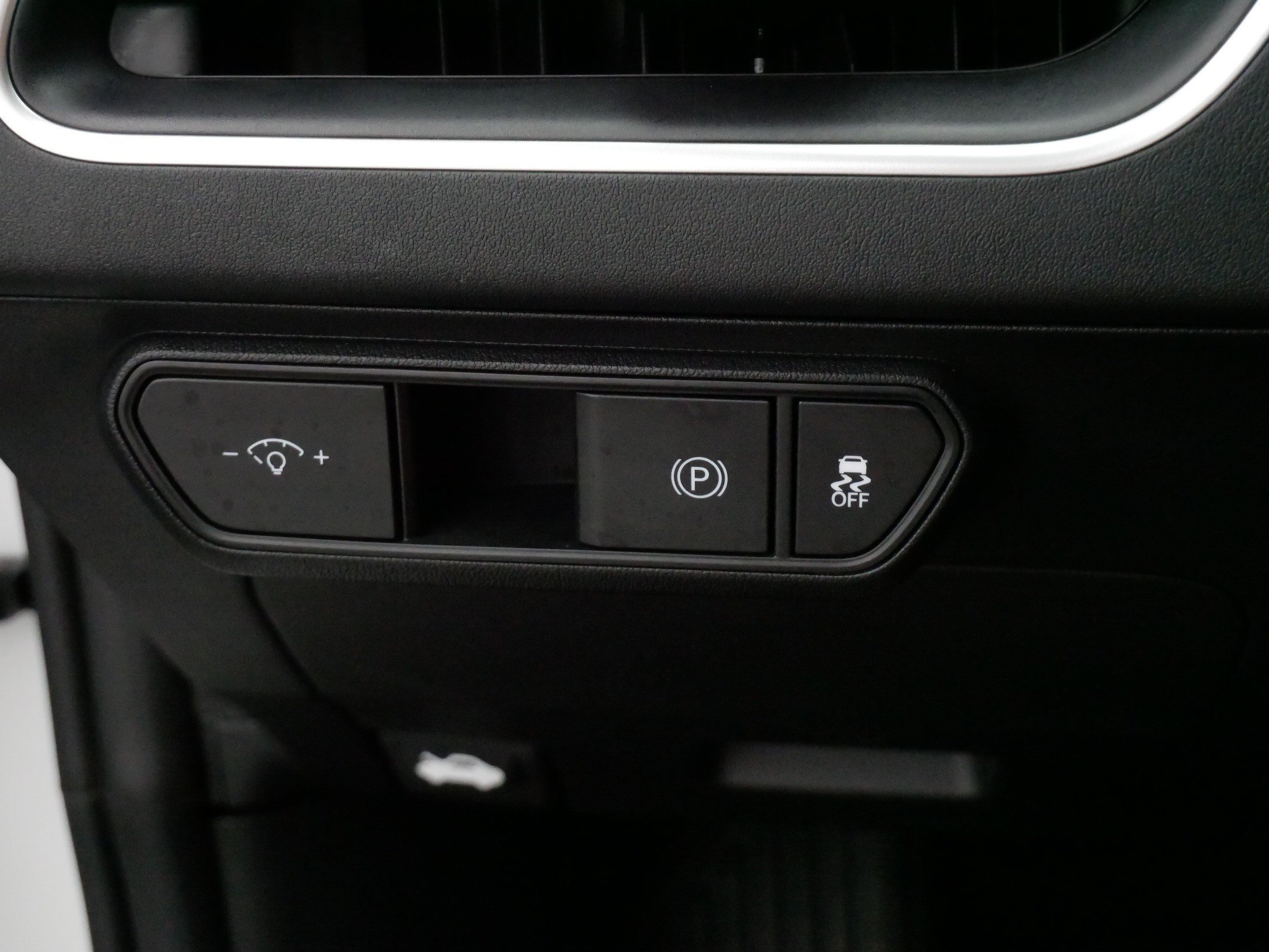 Used 2025 Snow White Pearl Kia LXS image 27