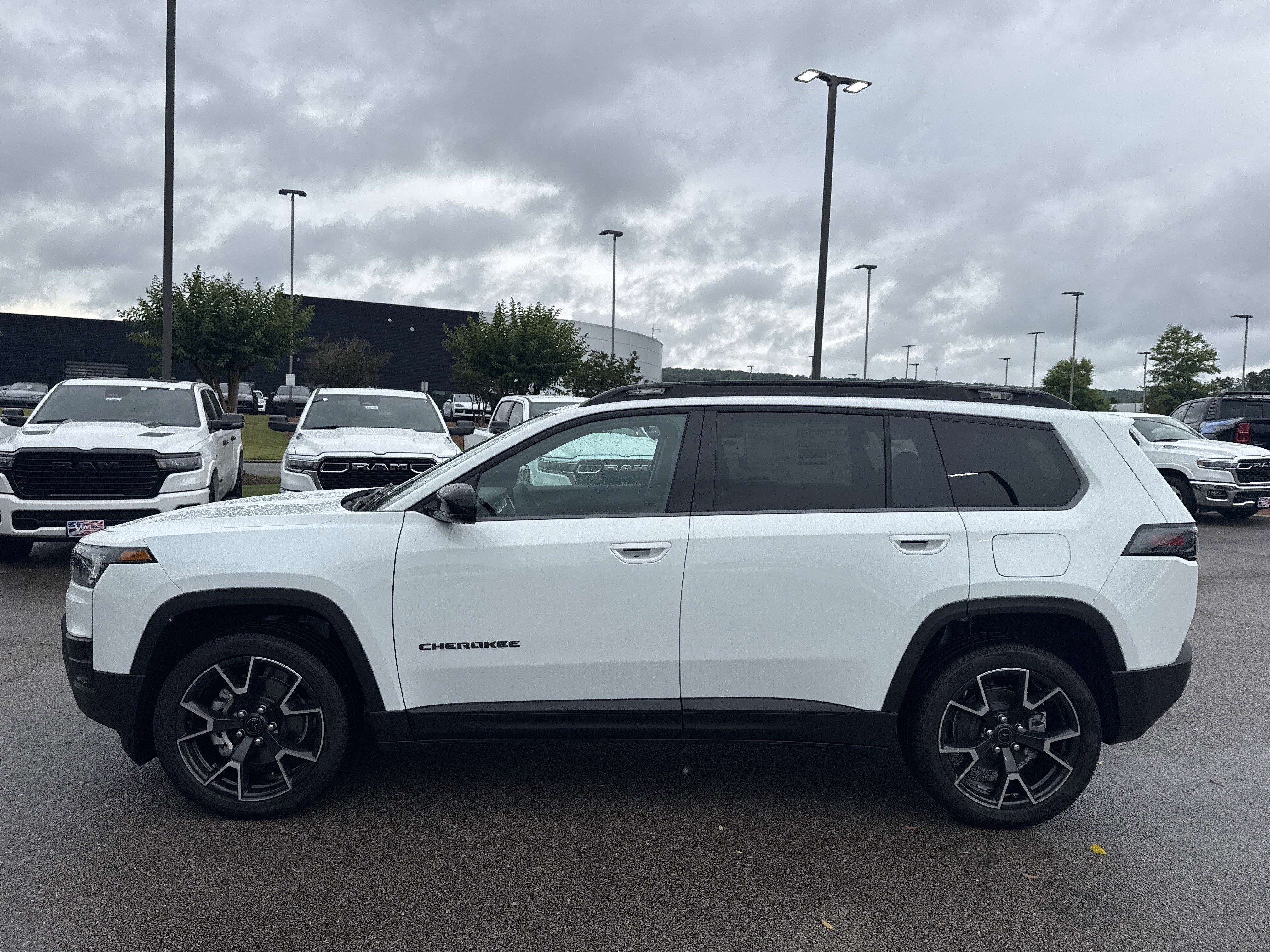 New 2026 Bright White Clear-Coat Exterior Paint Jeep Overland image 4