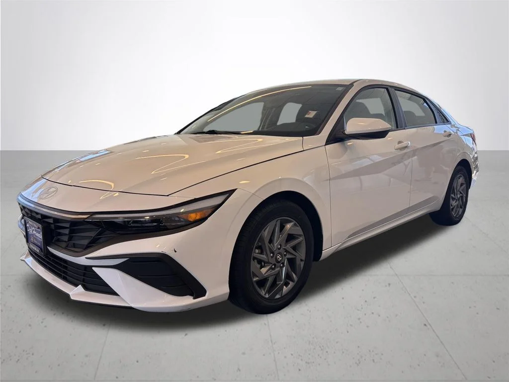 Used 2024 White Hyundai SEL image 2