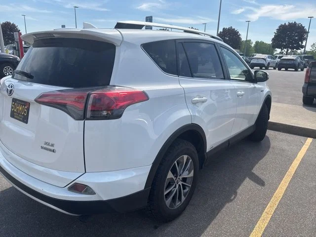 Used 2016 White Toyota XLE image 3