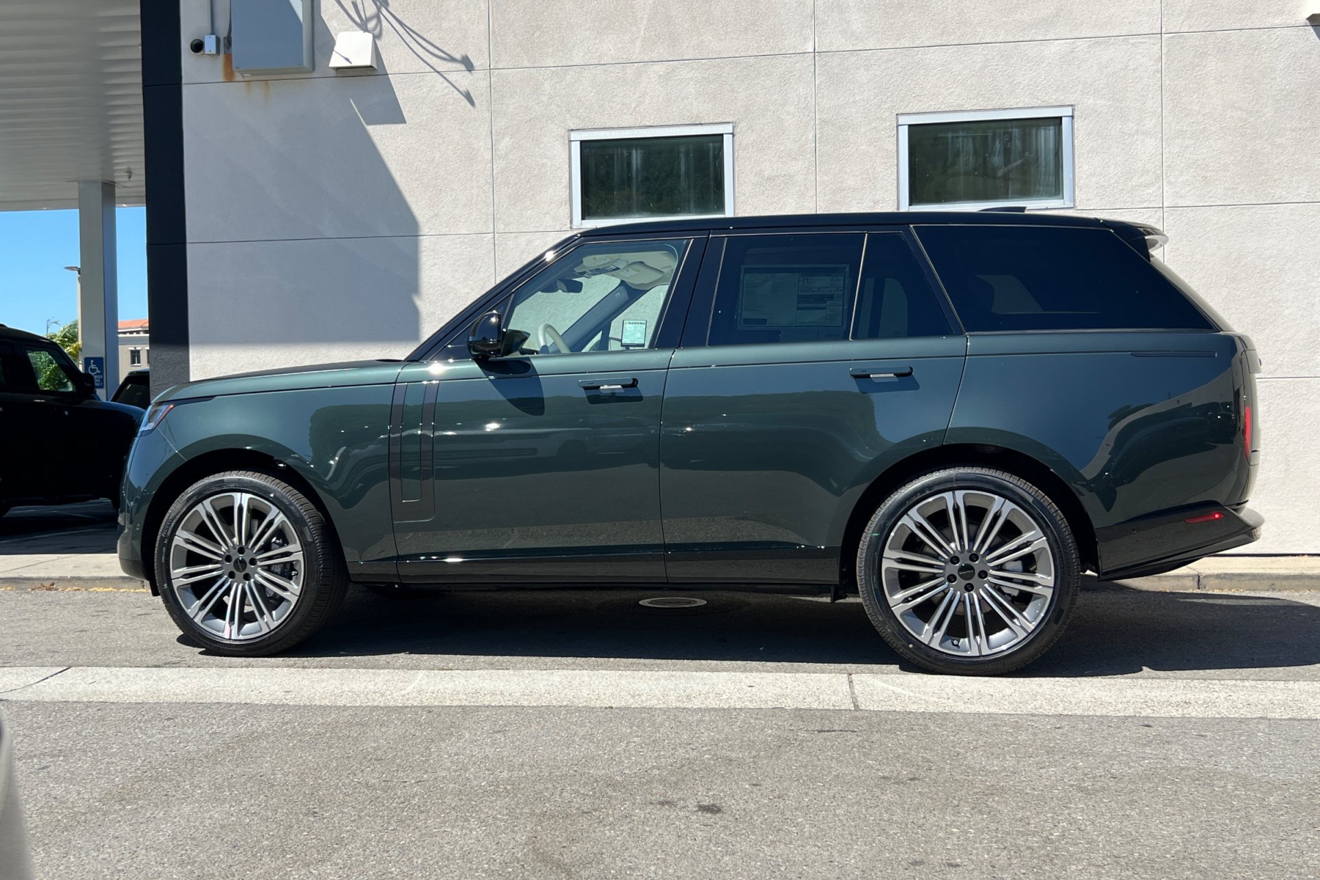 New 2026 Belgravia Green Land Rover SE image 5