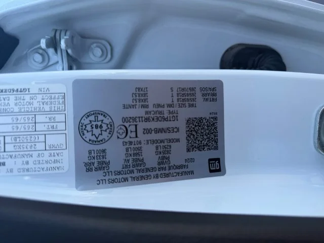 Used 2024 White GMC AT4 image 23