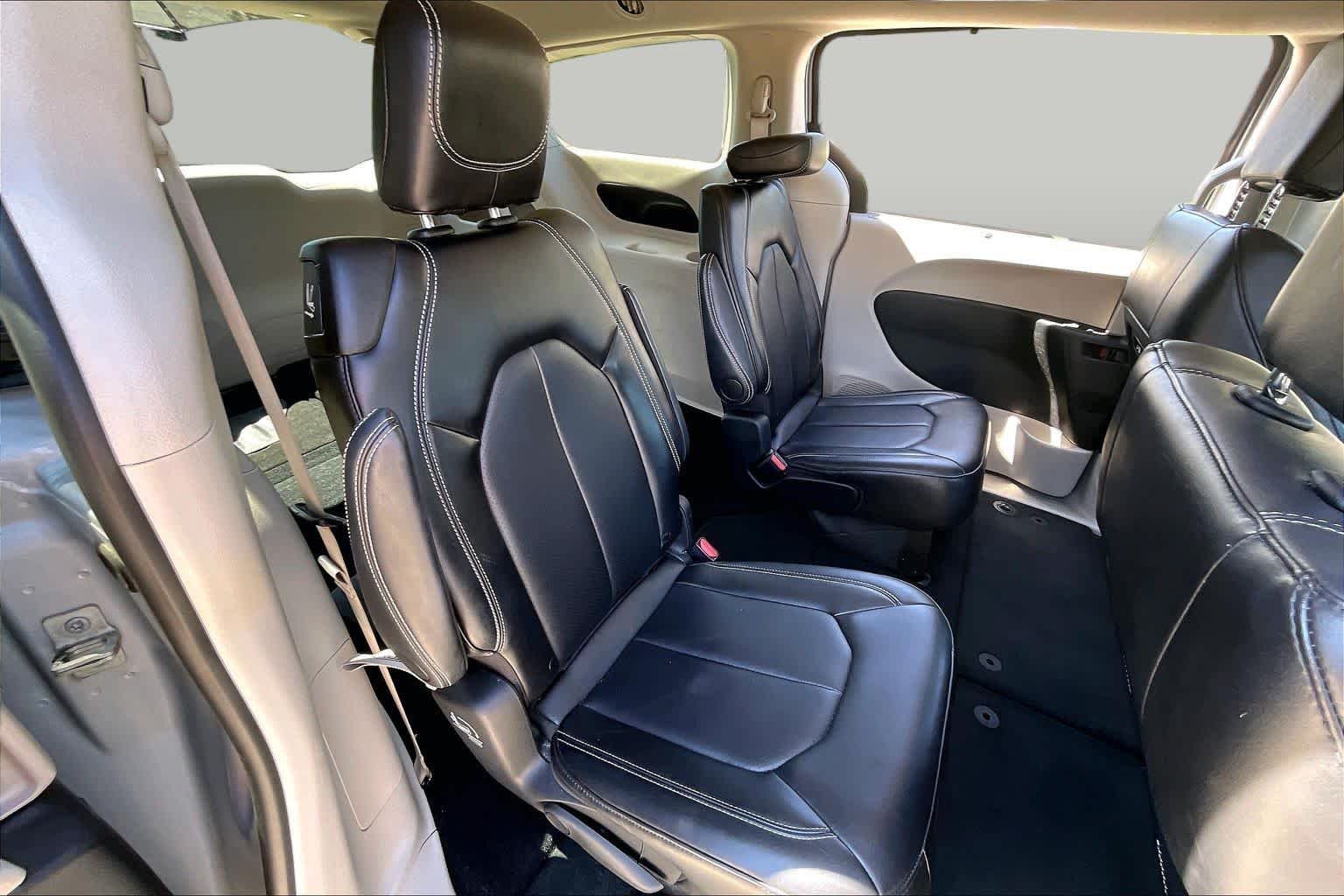 Used 2024 Silver Mist Clearcoat Chrysler Touring L image 19
