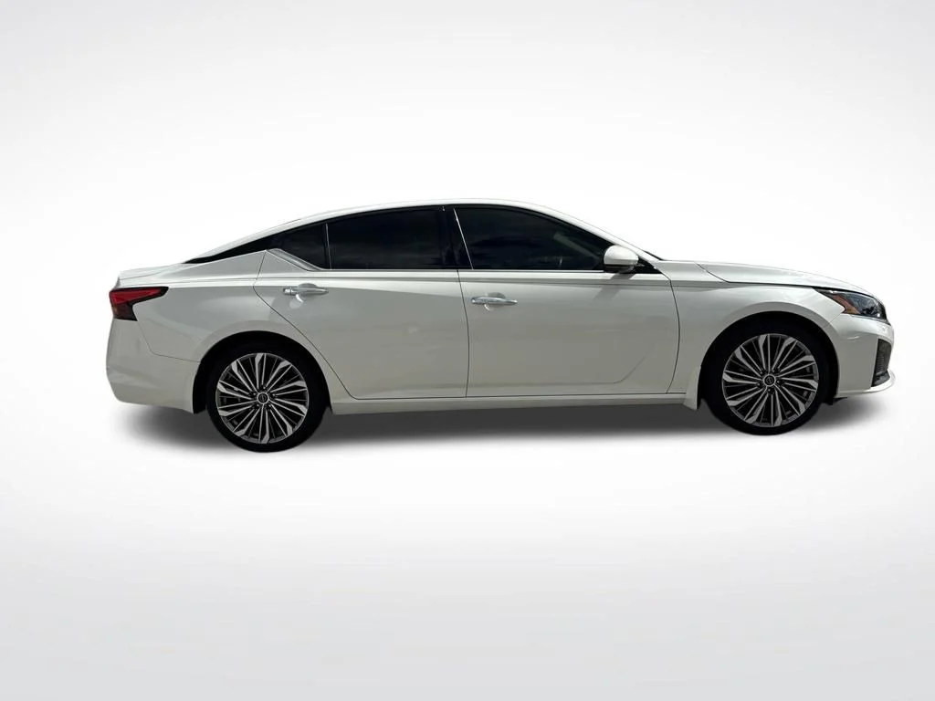 Used 2024 White Nissan 2.5 SL image 4
