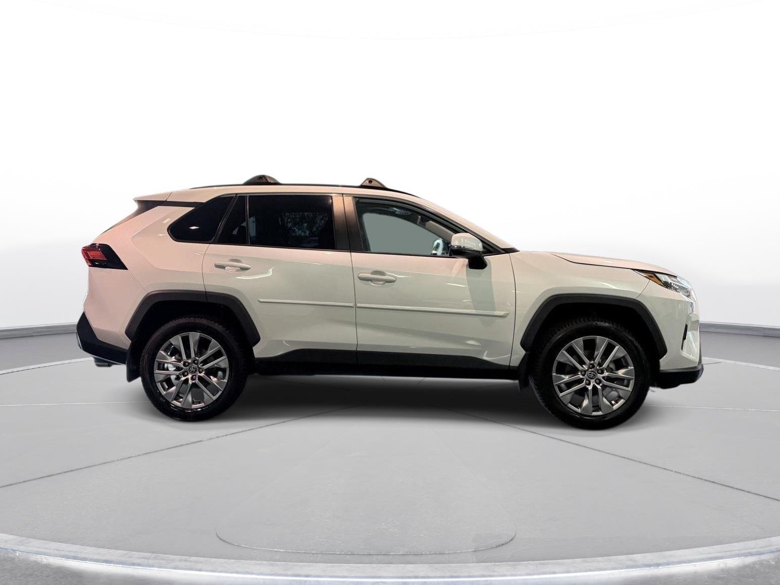 Used 2024 Wind Chill Pearl Toyota XLE Premium image 18