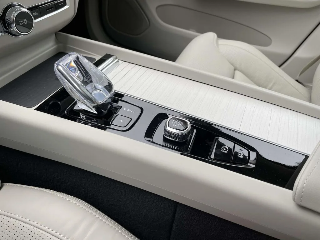 New 2026 Aurora Silver Volvo Ultra image 18