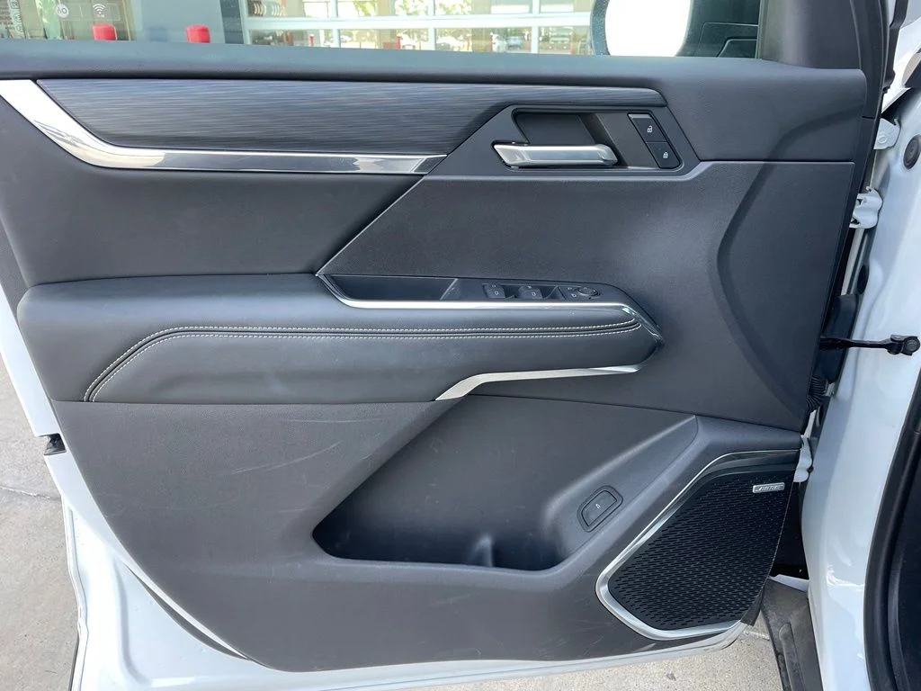 Used 2024 White GMC Elevation image 9