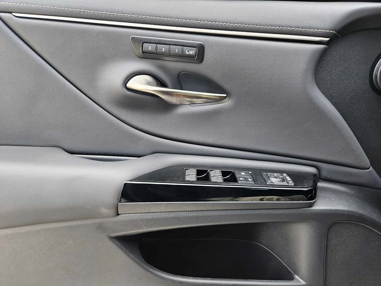 2025 Lexus ES 350 - Photo 18