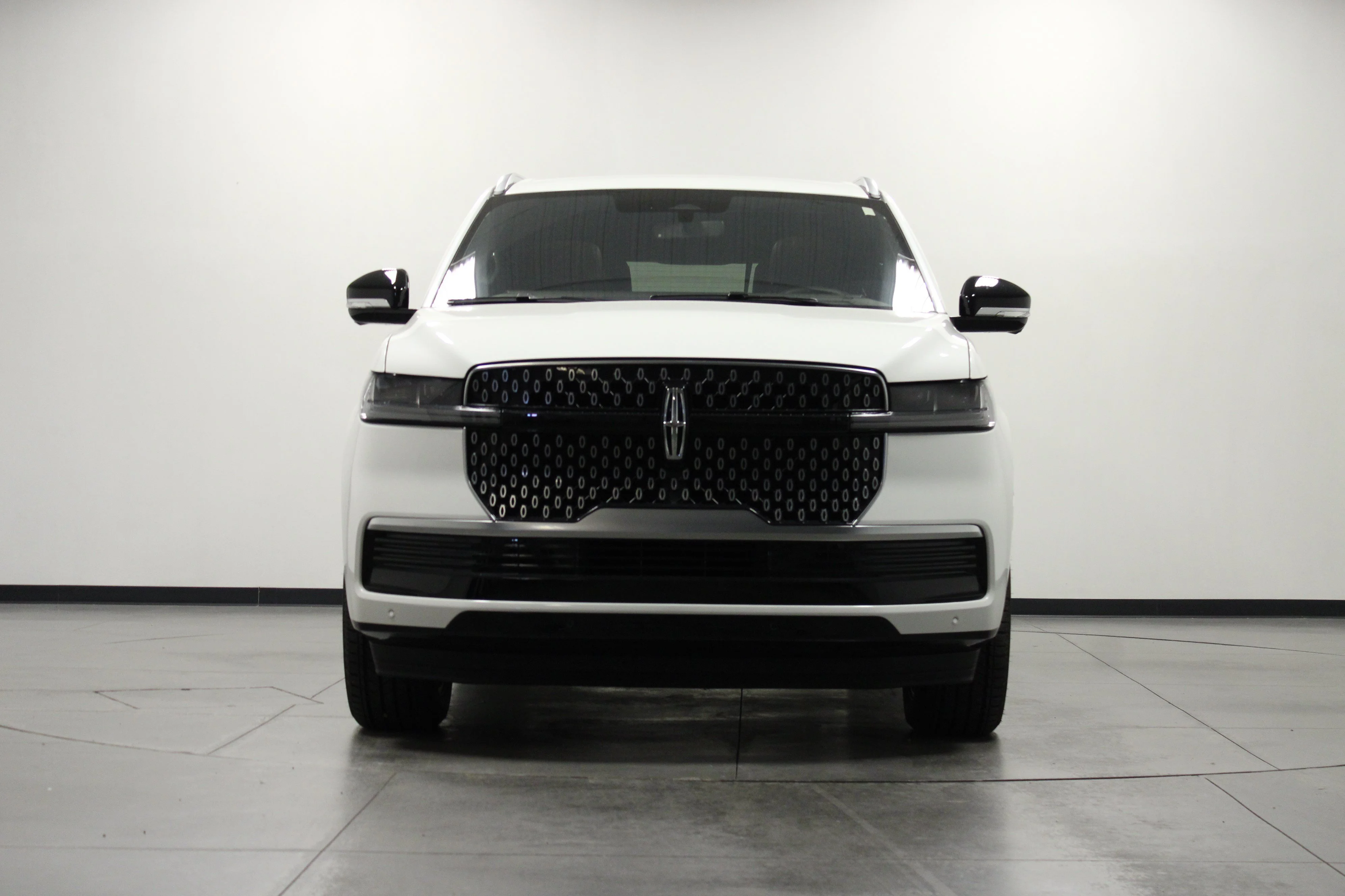 Used 2025 White Metallic Lincoln Reserve image 9