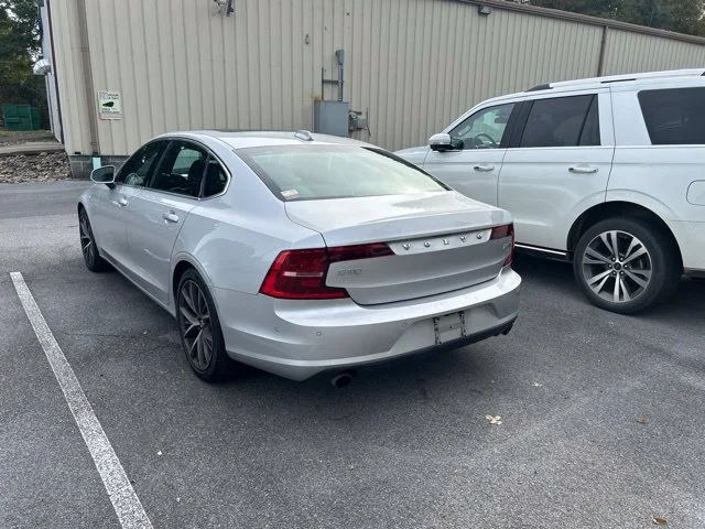 Used 2018 Silver Volvo T5 Momentum image 3