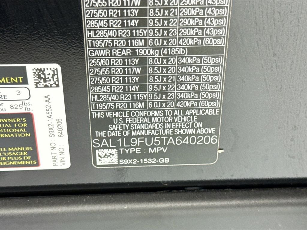 New 2026 Santorini Black Land Rover Dynamic SE image 34