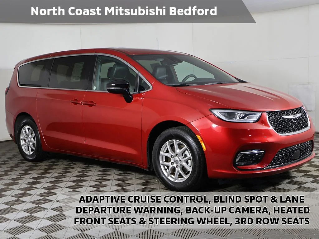 2025 Chrysler Pacifica Select's photo