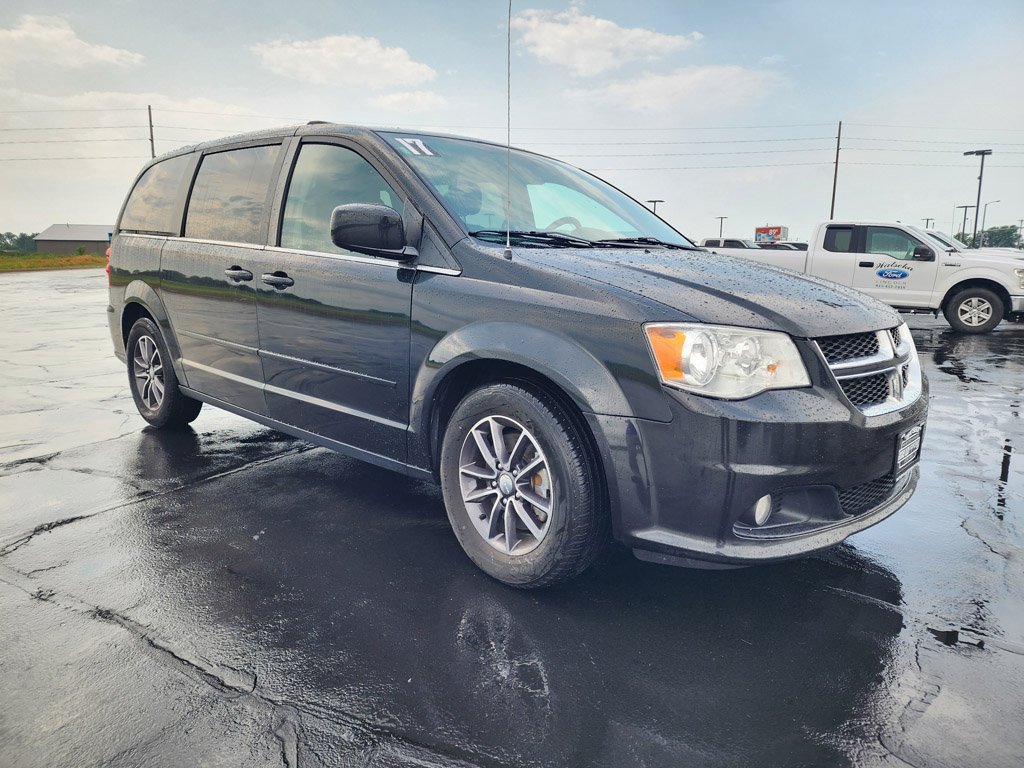 Used 2017 Black Onyx Crystal Pearlcoat Dodge SXT image 2
