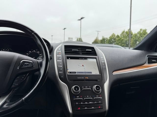 Used 2017 Ingot Silver Lincoln Select image 18