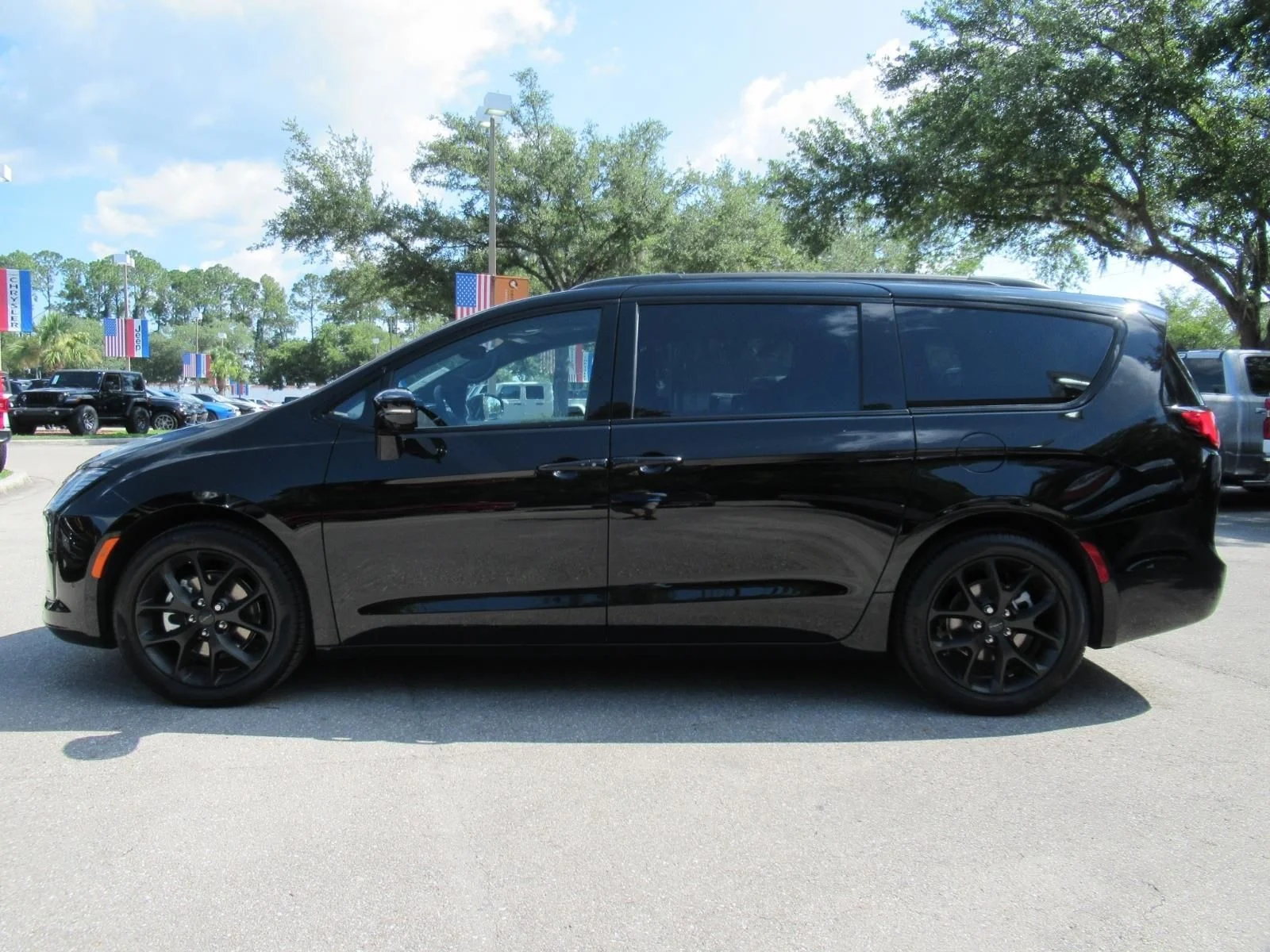 New 2027 Diamond Black Crystal Pearl-Coat Exterior Paint Chrysler Limited image 4