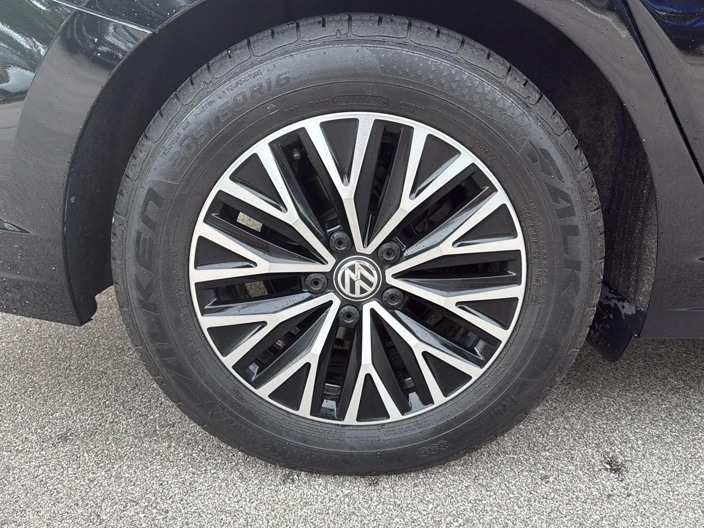 Used 2019  Volkswagen SE image 13