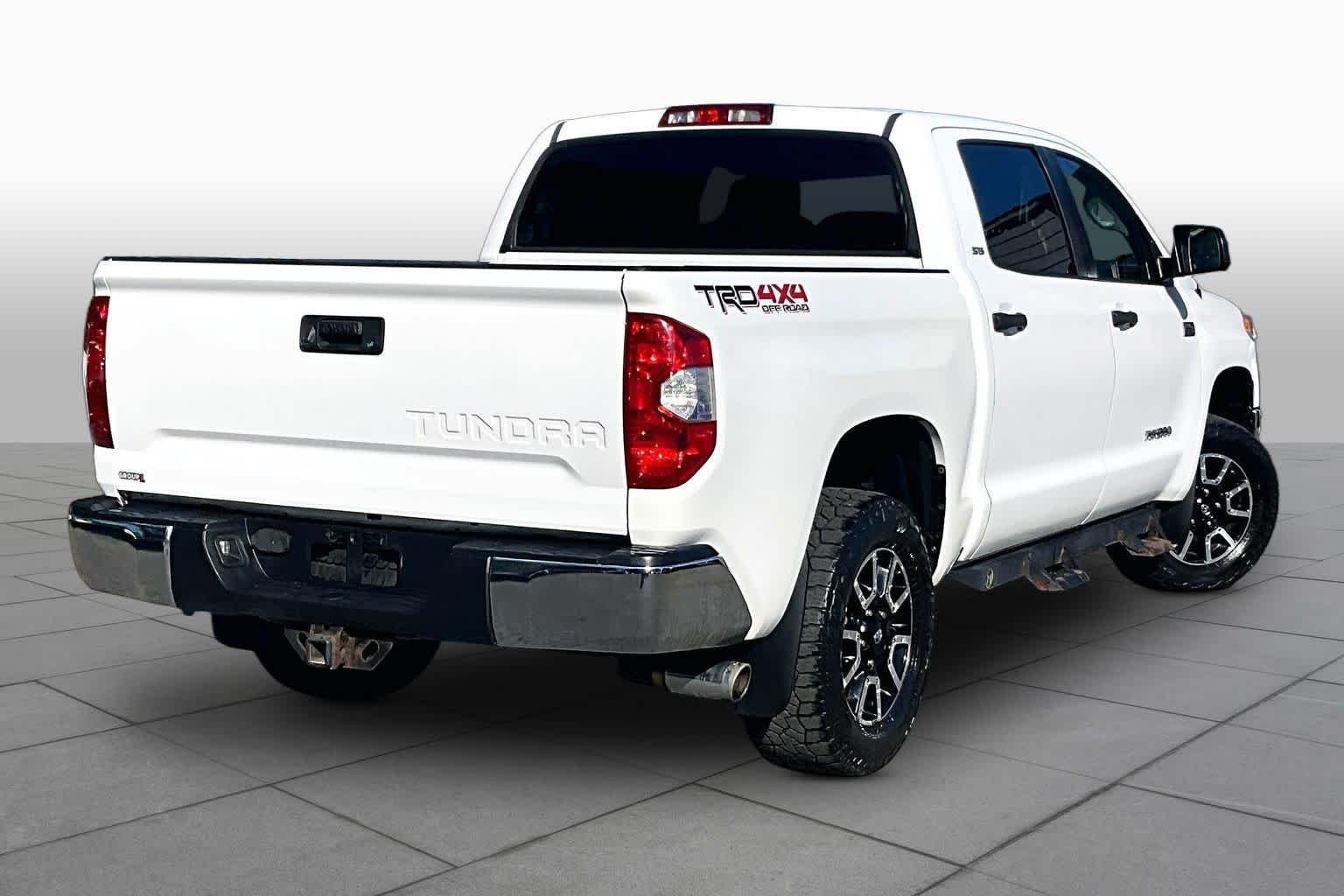 Used 2015 Super White Toyota SR5 image 12