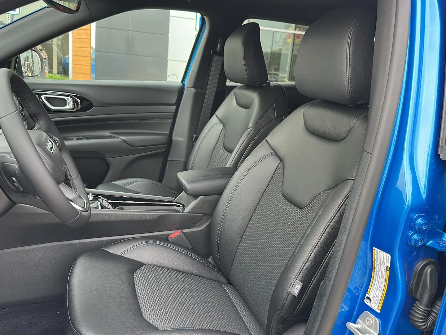 New 2026 Hydro Blue Pearlcoat Jeep Latitude Altitude image 10