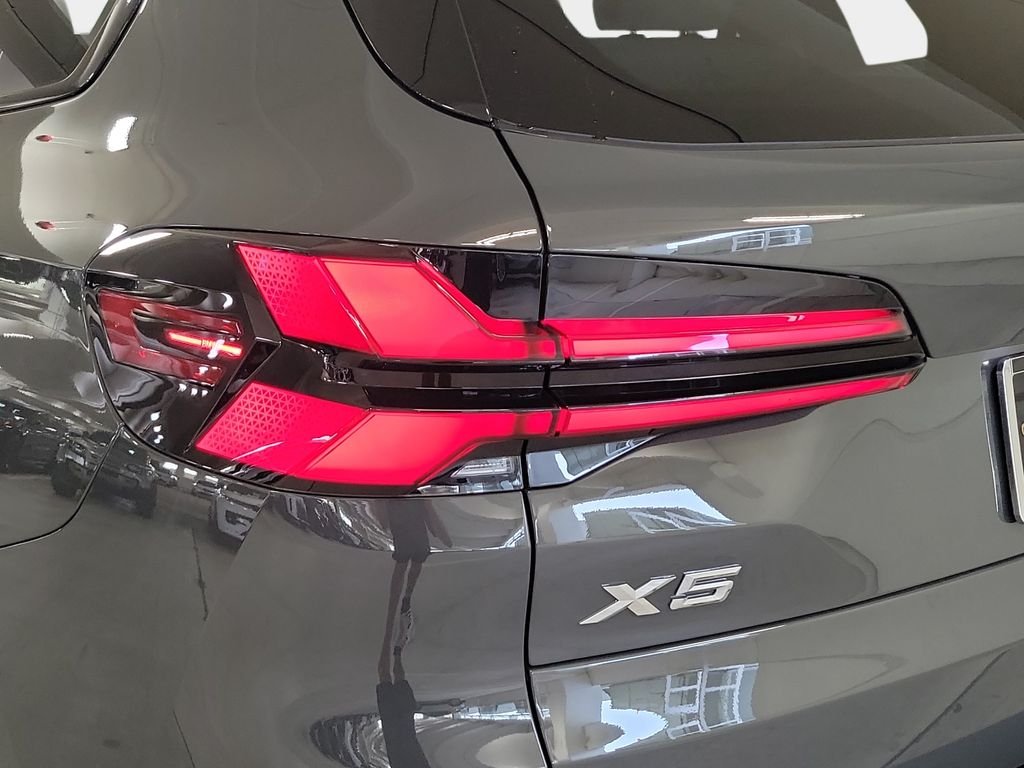 New 2026 Dravit Grey Metallic BMW sDrive40i image 18