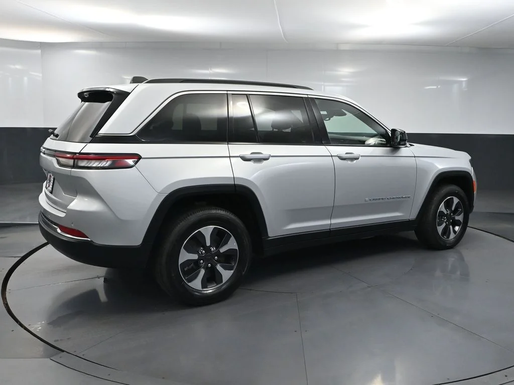 Used 2024 Silver Jeep 4xe image 5