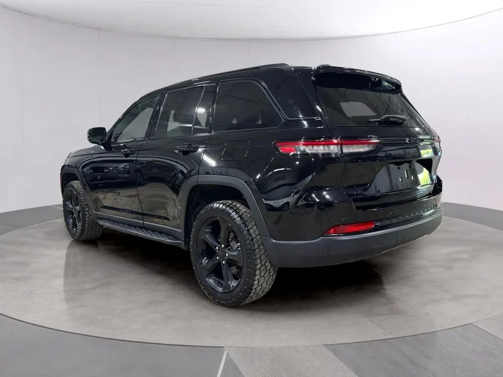 Used 2024 Diamond Black Crystal Pearlcoat Jeep Limited image 5