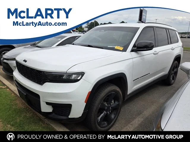 Used 2023 White Jeep Altitude image 1