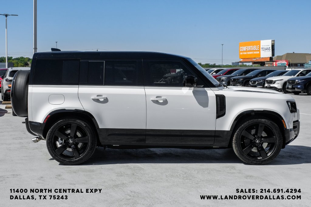 Used 2025 White Land Rover X-Dynamic SE image 7