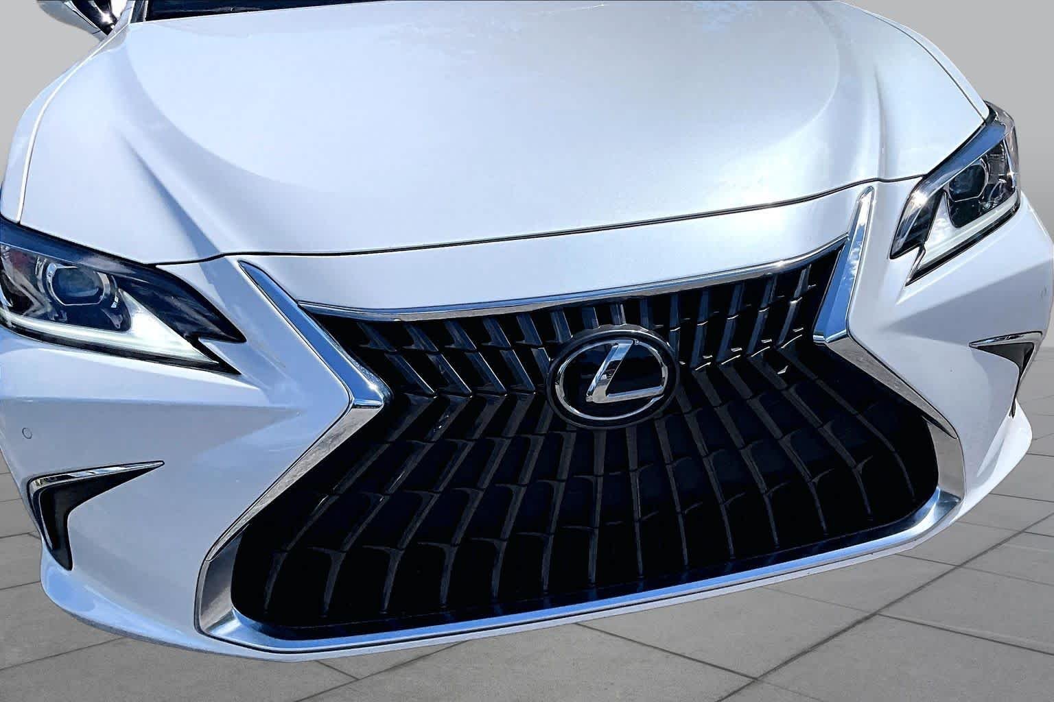 Used 2025 Eminent White Pearl Lexus  image 30
