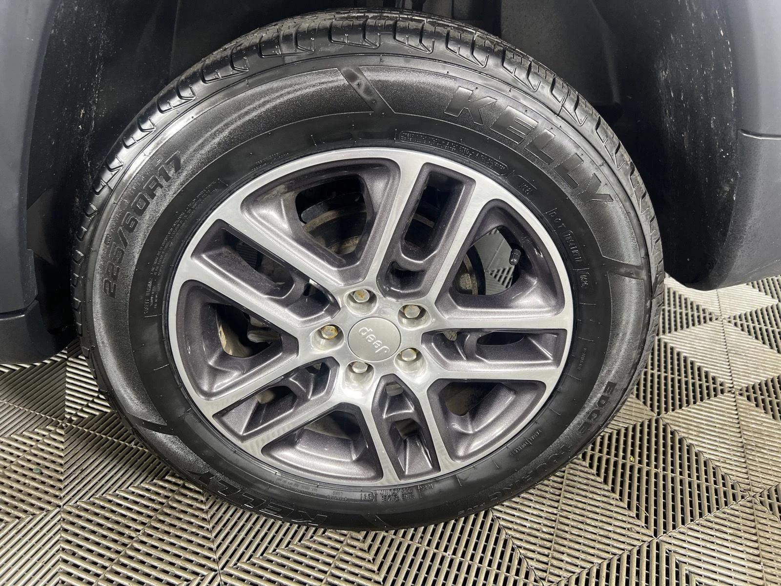 Used 2020 White Clearcoat Jeep Latitude image 24