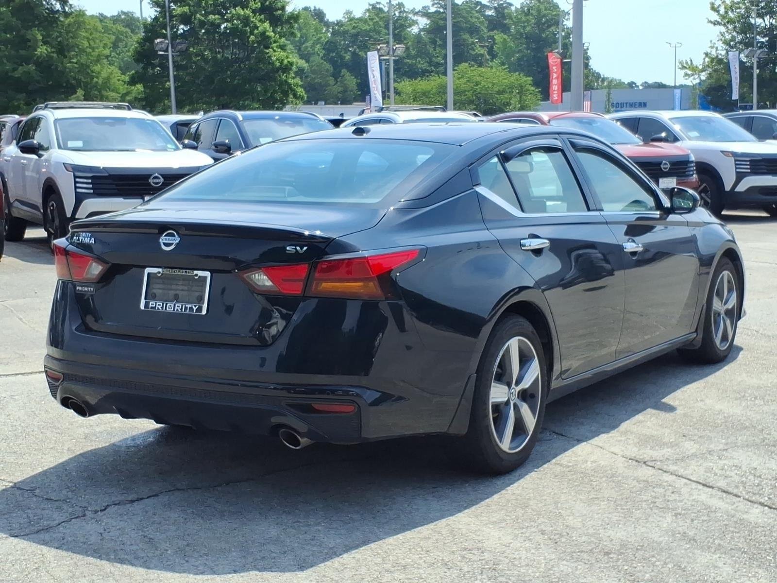 Used 2019 Super Black Nissan 2.5 SV image 7