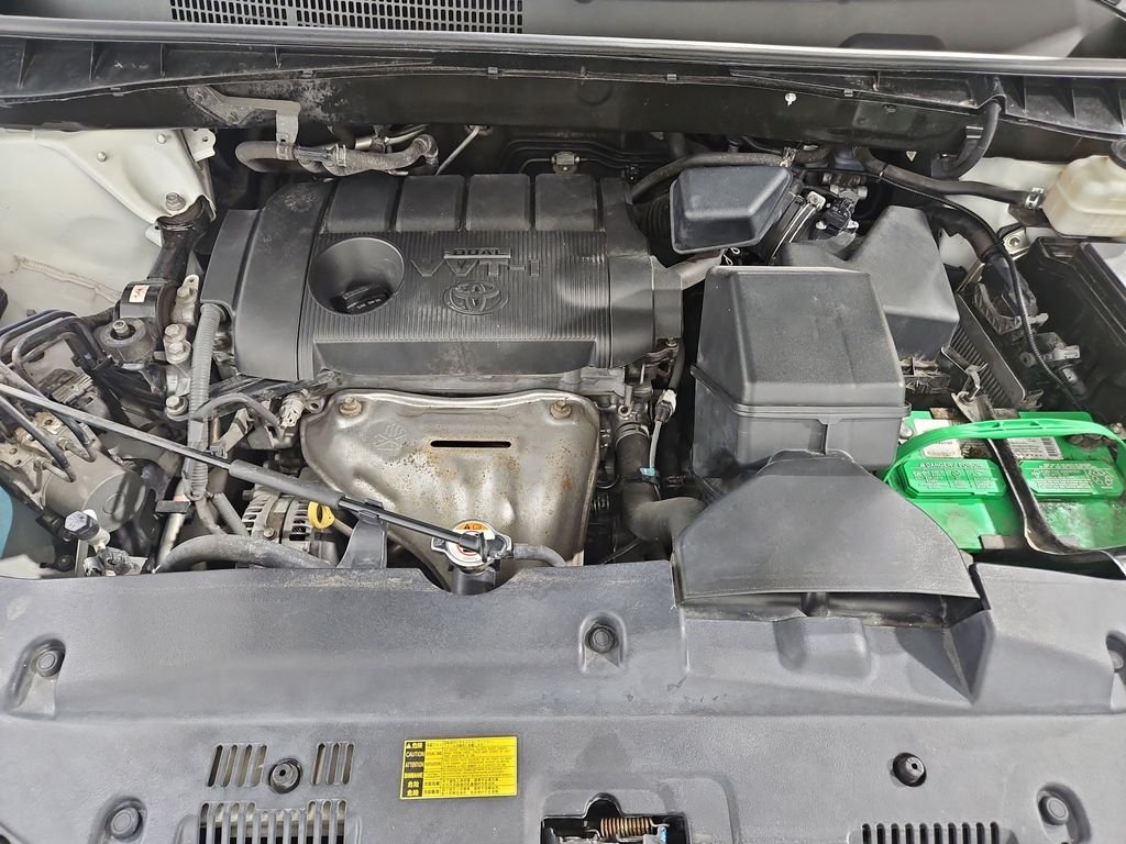 Used 2014 White Toyota LE image 21