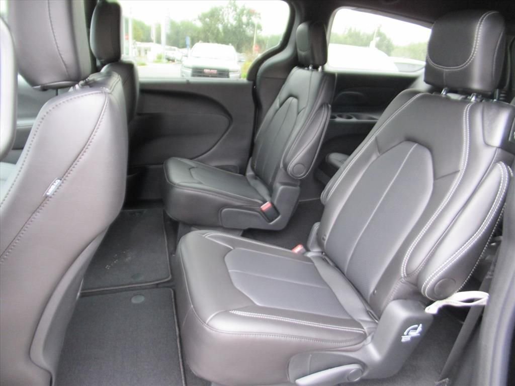 New 2026 Diamond Black Crystal Pearl-Coat Exterior Paint Chrysler Select image 29