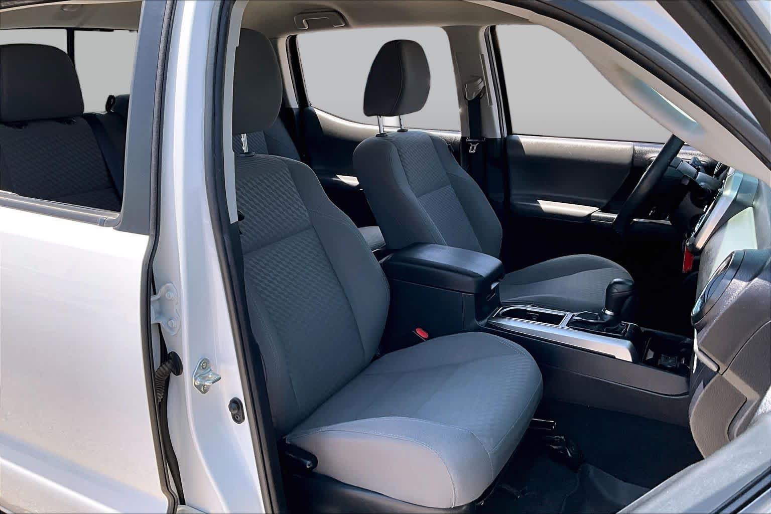 Used 2022 White Toyota SR5 image 9