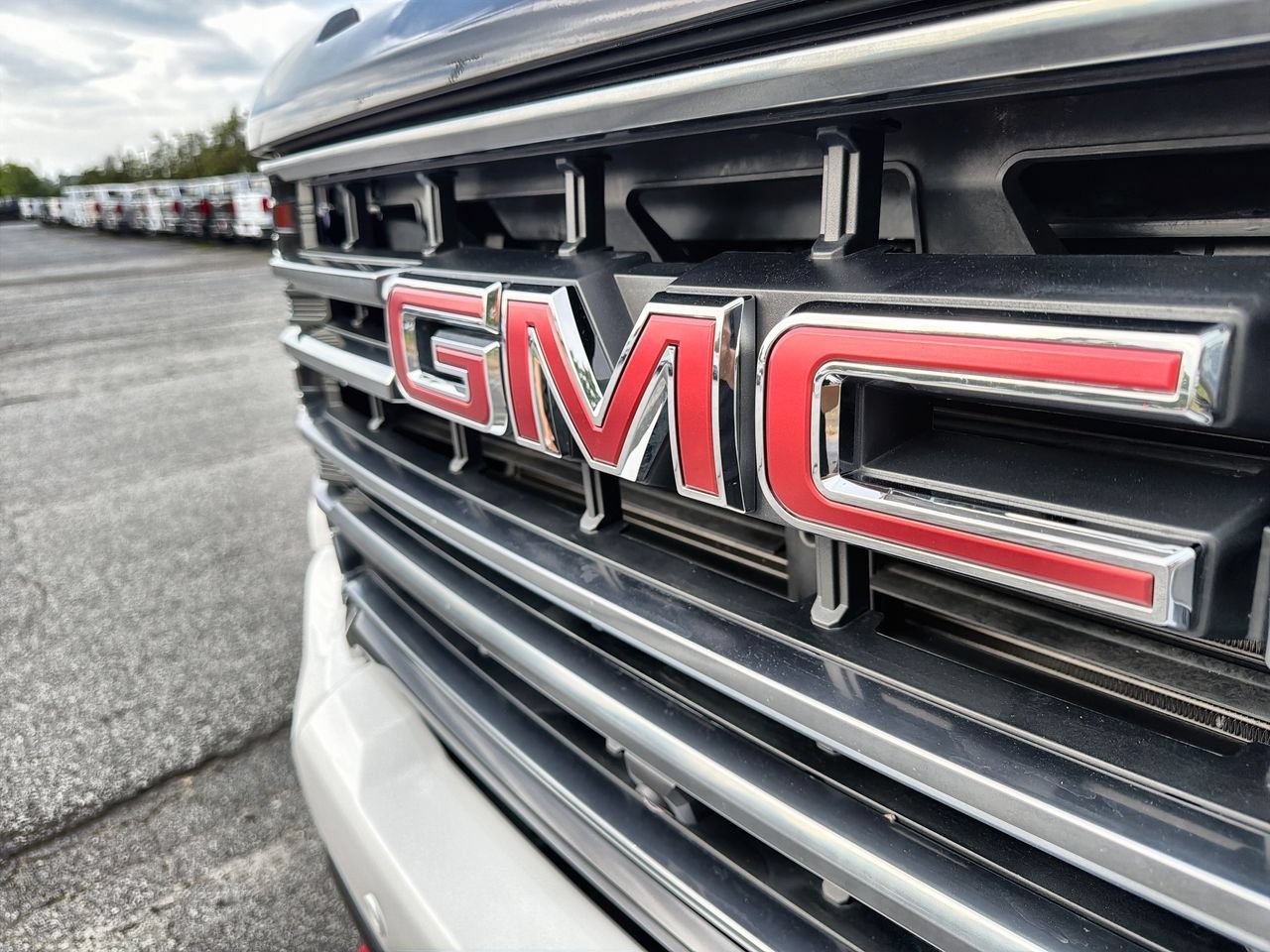 Used 2022 Summit White GMC AT4 image 26