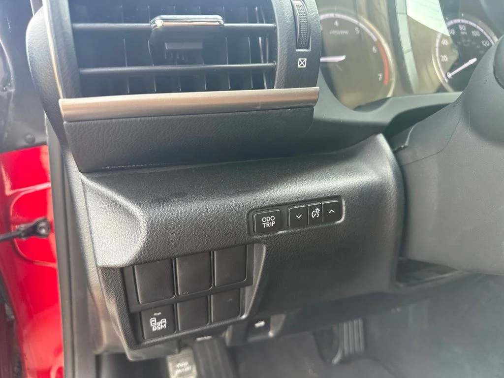 Used 2016 Red Lexus 200t image 8
