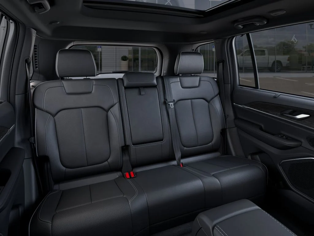 New 2025 Silver Zynith Exterior Paint Jeep Limited image 16