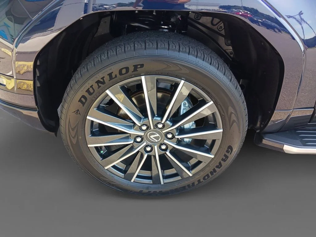 Used 2025  Lexus 550 Luxury image 15