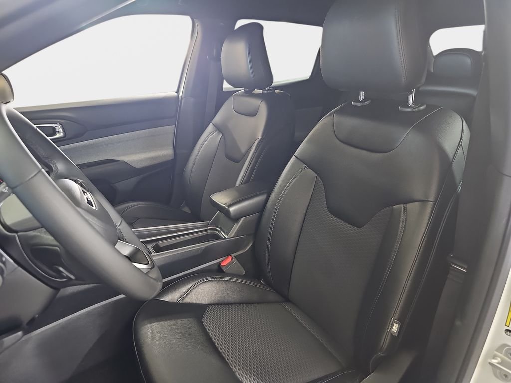 Used 2024 White Jeep Latitude image 17