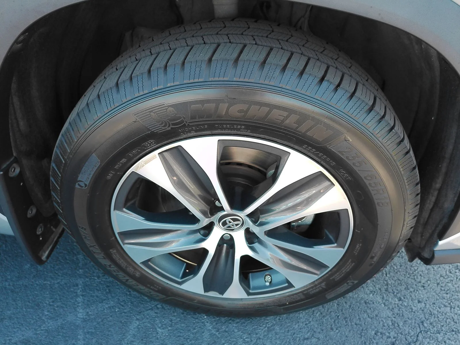 Used 2020 Silver Toyota XLE image 31
