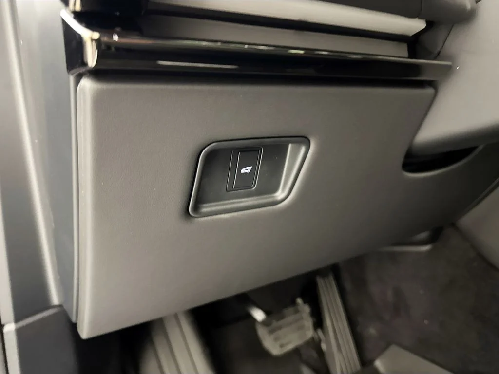New 2026 Carpathian Grey Land Rover SE image 10